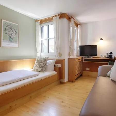 Schwab - By Homekeepers Hotel
